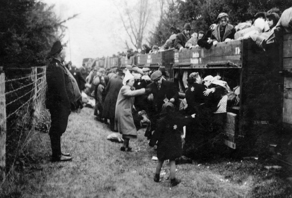 01 Historischer Rückblick 5 5 / Ankunft deportierter jüdischer Familien in Powiercie (1942). Die Transporte nach Kulmhof wurden vorwiegend über diesen Bahnhof geleitet.