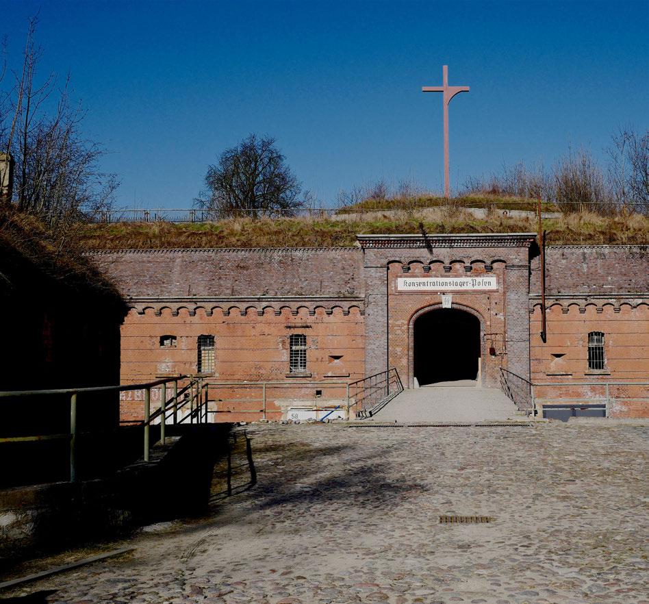04 Pädagogische Zugänge 1 1 / Haupteingang des Muzeum Martyrologii Wielkopolan Fort VII am Ort des früheren KZ