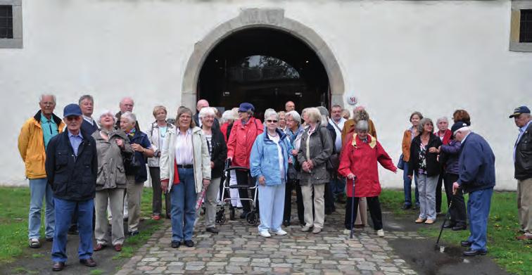 Die Brücke Senioren Bustour ins Museumsdorf in Cloppenburg Nach Abzug von Krankmeldungen trafen sich 40 Senioren auf Einladung des Ältestenrats pünktlich am 27.