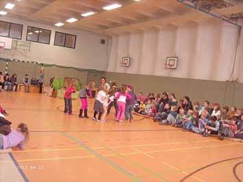 Bei der Präsentation der Waren gaben sich die Kinder besonders viel Mühe. Käufer und Verkäufer nahmen jeden Gegenstand genau unter die Lupe, um einen guten Preis auszuhandeln.