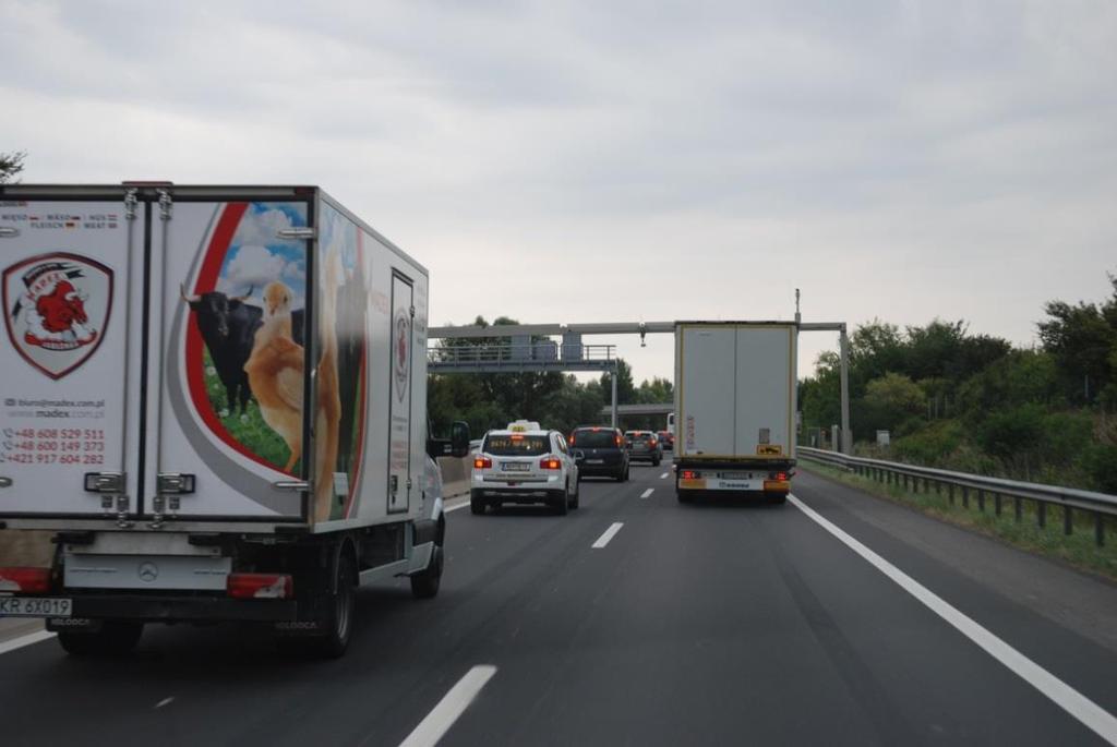 Sie fahren mit Ihrem LKW auf dieser Autobahn mit 60 km/h. Wie sollten sie sich in dieser Situation verhalten?