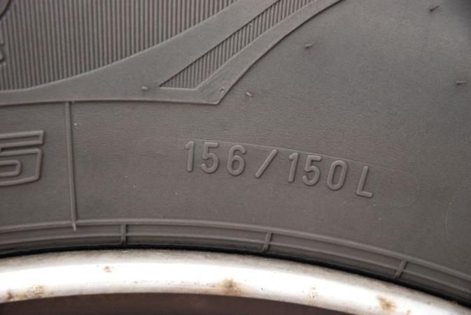 Die Zahlen 156 / 150 in der Bezeichnung der Reifen Ihres LKW geben die Tragfähigkeit an. Wie können Sie feststellen, wie hoch die zulässige Belastung dieses Reifens ist?