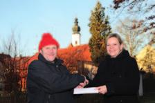 Wolfgang Kasper, Organisator des Neujahranblasens der Kesslbachmusikanten, übergab eine Spende an die Leiterin des Kindergartens Mariä Himmelfahrt, Biggi Müller.