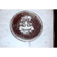 NH Nr. 2000.014 Schüssel Lötscher Keramik 22.5 cm Durchmesser 5.5 cm Objektmass NH 1999 24/29A Flache Schüssel Braun-schwarz glasiert. Rand innen weiss.