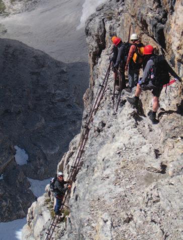 Tourenbericht: Berühmte Klettersteige der Brenta Bild 3: Auf der Via delle Bocchette Centrale über Leitern in eine tiefe Schlucht hinabzusteigen, deren Ende nicht zu sehen ist.