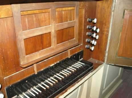 Die Orgel in der Kirche in Martinskirchen Die Orgel befindet sich