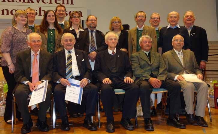 Für die beachtliche Anzahl von 70 Jahren aktive und fördernde Mitgliedschaft im Musikverein wurden der Ehrenvorsitzende Anton Rack und Oswald Leibinger geehrt.
