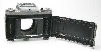 Das Gehäuse dürfte mit der Seriennummer 181259 etwa 1985 gefertigt worden sein. Das rechte Spulenlager ist bei dieser Kamera durch eine Baugruppe aus Messing ersetzt worden.