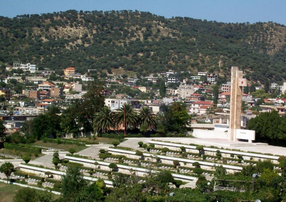 Vlora Durres Tirana Mittagessen in einer Weinkellerei mit Weinprobe, und danach Weiterfahrt Apollonia. Apollonia wurde 588 v. Chr.