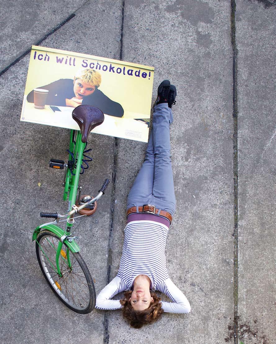 praxis _ Plakatwettbewerb 1998 Mit dem Fahrrad, das sich Meike Hoffmann vom Preisgeld aus dem 12. Plakatwettbewerb 1998 gekauft hat, fährt sie heute immer noch.