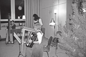 16 Samstag, 24. Dezember 2016 Owingen Stubenmusik mit Weihnachtsgeschichten Sphärische Harfenklänge füllten heimelig die Zunftstube, die nach Glühwein, Punsch und Weihnachtsgebäck duftete.