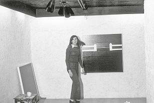 Kunst Unbeirrbar, leidenschaftlich Susanna Kulli in der Ausstellung Teppiche von Gerwald Rockenschaub, 1991. (Bild: Heinz Köppel) Wilma Lock in der Ausstellung von Han Jansen, 1971.