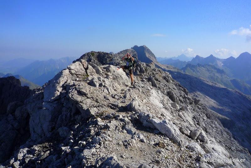 Vom Steinschartenkopf führte der weitere Weg am wilden Mann vorbei dann erst mal wieder bergab zur Socktalscharte (2446m). Der Abstieg zur Scharte gestaltet sich als sehr steil, aber gut zu gehen.