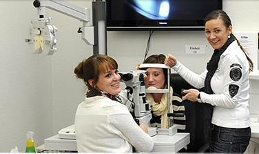 Duales Studium an der FH Aachen Augenoptik und Optometrie 7-semestriger Studiengang Verknüpft mit einer Augenoptiker - Meisterausbildung Voraussetzung: Abgeschlossene Ausbildung als Augenoptiker/in