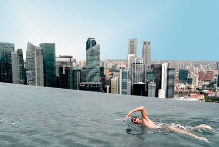 Der Pool hier ist ein Hotelpool, in ungefähr 190 Meter Höhe im 57. Stock, auf dem Dach des Marina Bay Sands und etwa 140 Meter breit.