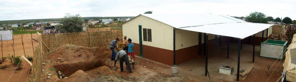 einem Abstellraum von 20 deutschen und namibischen Freiwilligen gebaut. Das Gebäude beherbergt in Zukunft alle 40 Kinder mit ihren Betreuerinnen und dient am Nachmittag als Kulturzentrum.