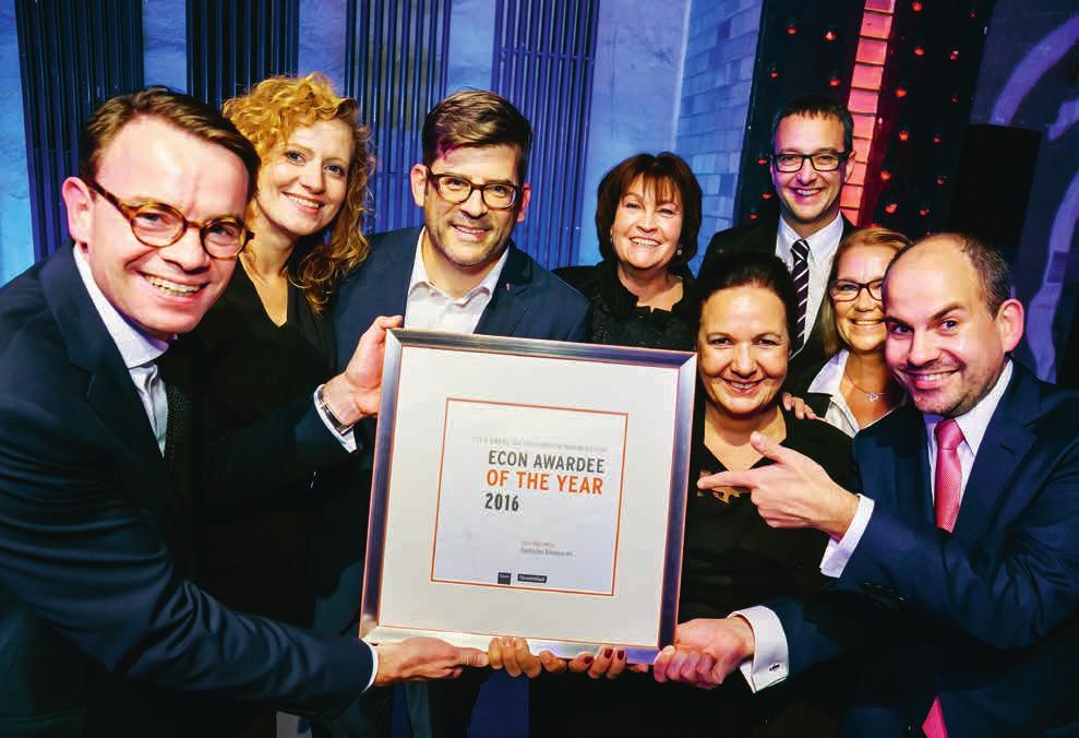 ECON AWARDEE Deutsche Telekom AG, Bonn OF THE YEAR UNTERNEHMEN Das Team der Deutschen Telekom mit der Auszeichnung Econ Awardee