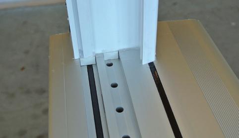 mitgelieferte Verschlusskappen unter dem Blendrahmen konturbündig einkleben (siehe Foto 7 und Zeichnung S. 9), damit die Magnetprofile nicht unter den Blendrahmen rutschen können.