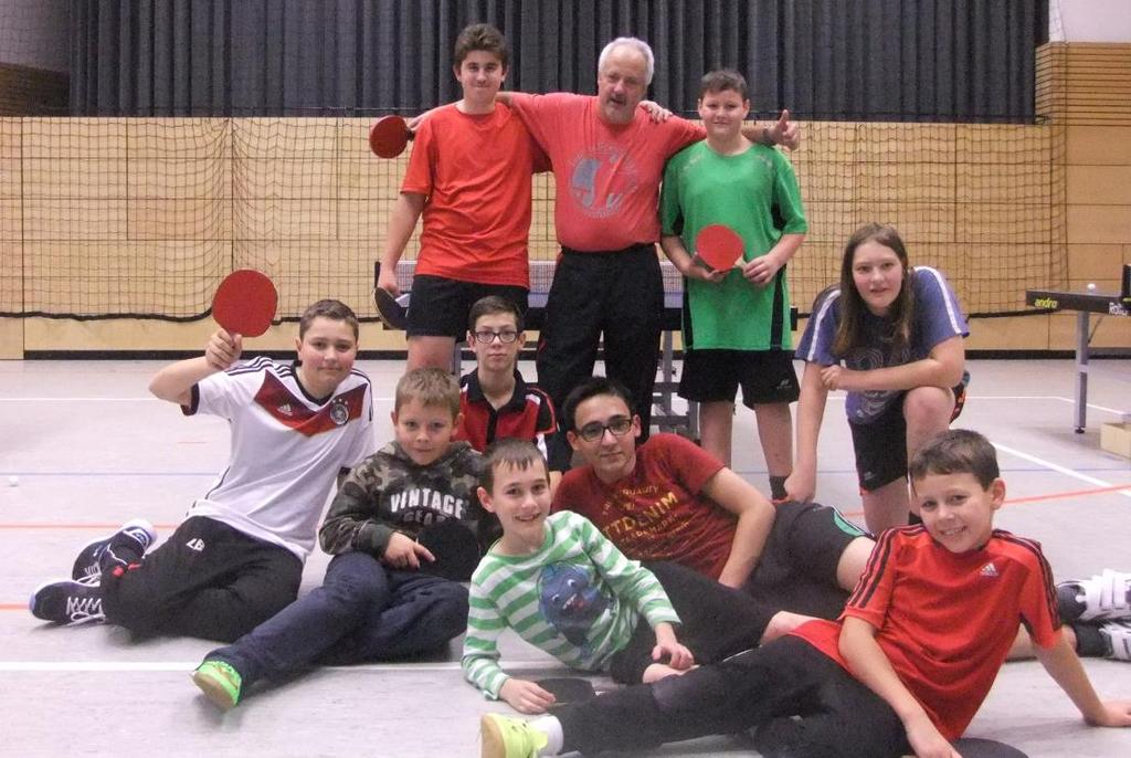 Bericht der Tischtennis-Abteilung Unsere aktiven Jugendspieler mit Trainer Arnd Schütze Dorfpokal Im Rahmen der Sportwoche fand wiederum das mittlerweile 34.