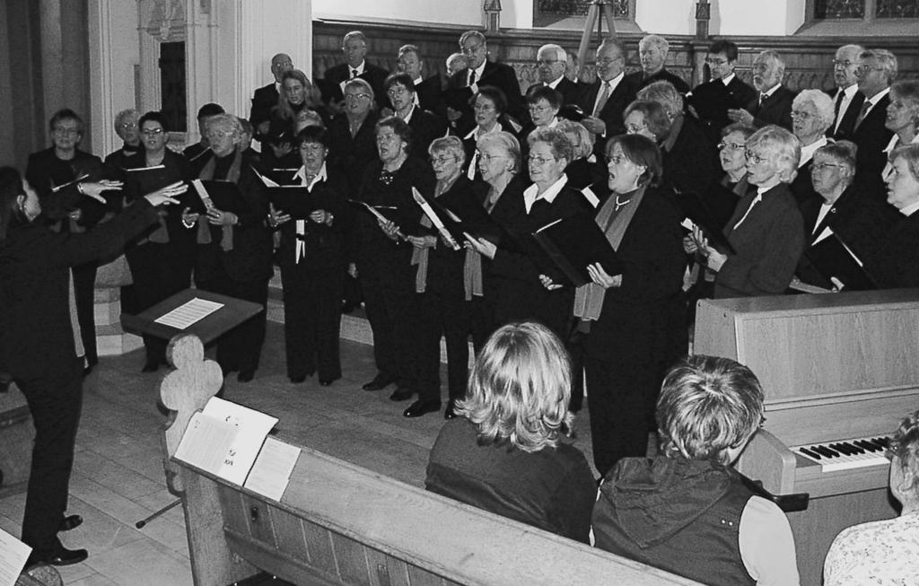 Allgemeiner Teil RÜCKBLICK UND VORAUSSCHAU Der Kirchenchor Hillentrup und der Singkreis Spork bei ihrem beeindruckenden gemeinsamen Auftritt am Schluss des Konzertes.