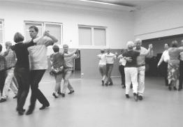 Tanzen Mit Freude am Tanzen von Gerd Röling Die Tanzsportsparte der TSG Ahlten hat zurzeit zwölf aktive Paare, die sich jeden Mittwoch ab 20 Uhr in der neuen Mehrzweckhalle im Kleifeld treffen.