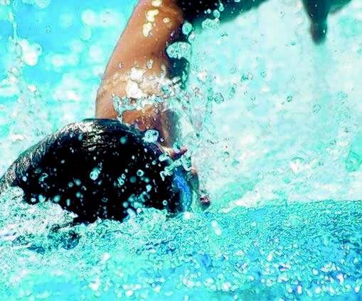 Blubbrig, kalt, warm, hart, weich, angenehm, griffig. Ein normaler Schwimmer würde wohl nur mit nass antworten. Unsere Schwimmer fühlen sich im Training bei Temperaturen zwischen 25 und 28 Grad wohl.