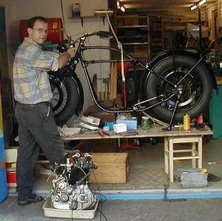 Oktober 2003: Hupe montieren Zeichnung Spiegelhalterung; Hupe fertig montieren, Gas und Luft- Hebel- Vergaser