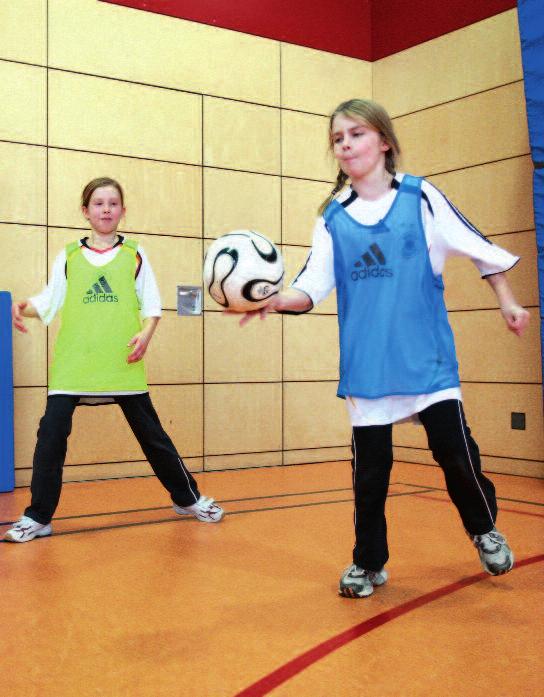 5 Vereinfachte Spielregeln für den Kinderfußball Regel 2: Handspiel Ein Handspiel liegt vor, wenn ein Schüler den Ball mit Hand oder Arm absichtlich berührt.