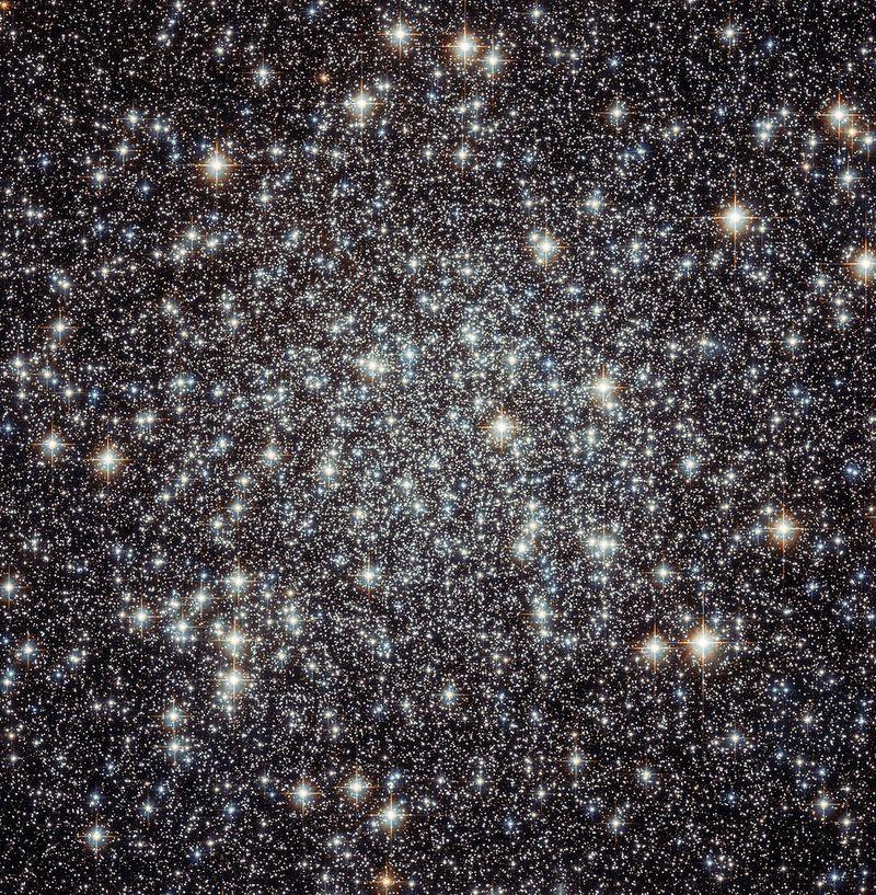 Messier 22 ist gerade 10.000 Lichtjahre entfernt und damit einer der nächsten Kugelsternhaufen.