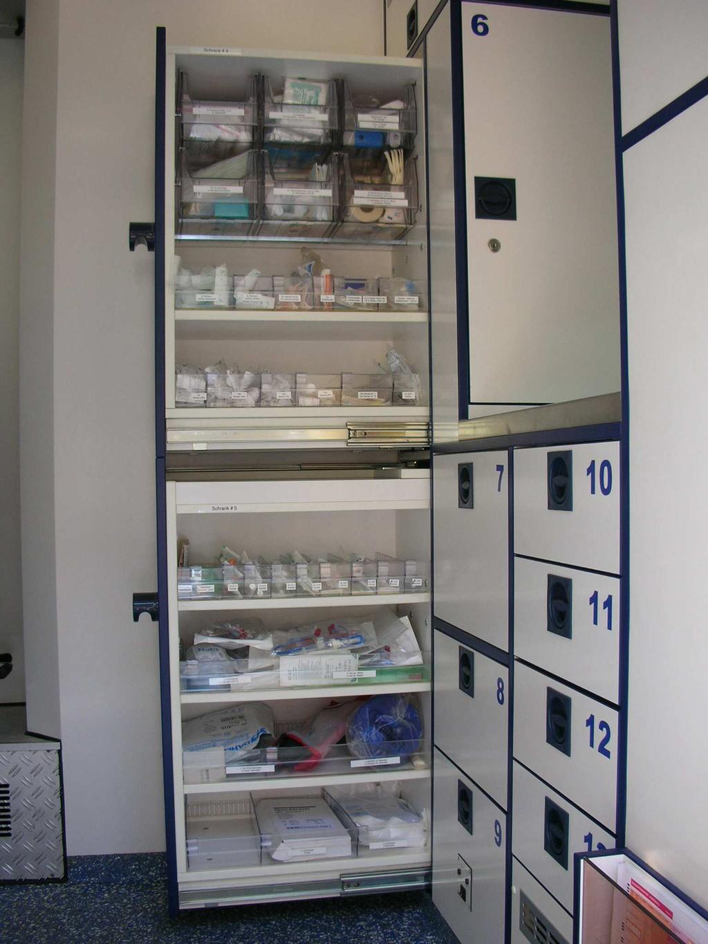 Schrankausbauten Patientenraum 2 Apothekerschränke für Verbrauchsmaterial Div.