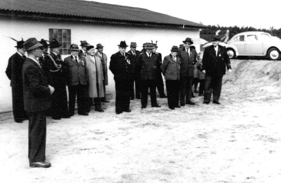 Ewald Bahr (links im Vordergrund) mit den Ehrengästen Eingangs spielte der Spielmannszug von der Schützengilde Bleckede einen