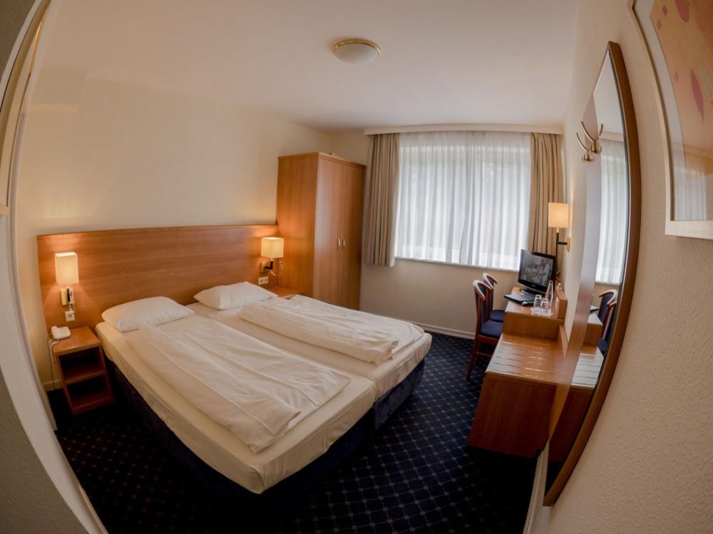 Preise pro Person: im Doppelzimmer = 201,00 EUR im Einzelzimmer = 227,00 EUR Hinweis: Reisepreise zuzüglich der Hamburger