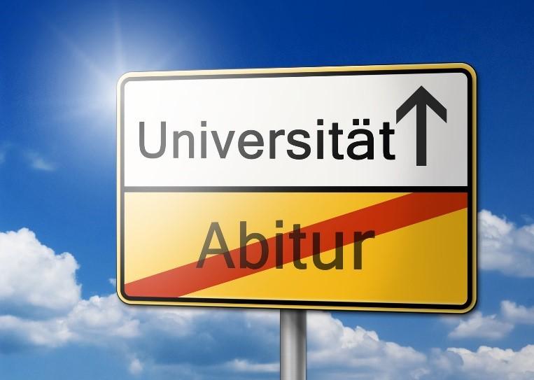 1. Einführung Jedes Jahr steigt die Anzahl der Bewerber an deutschen Universitäten.
