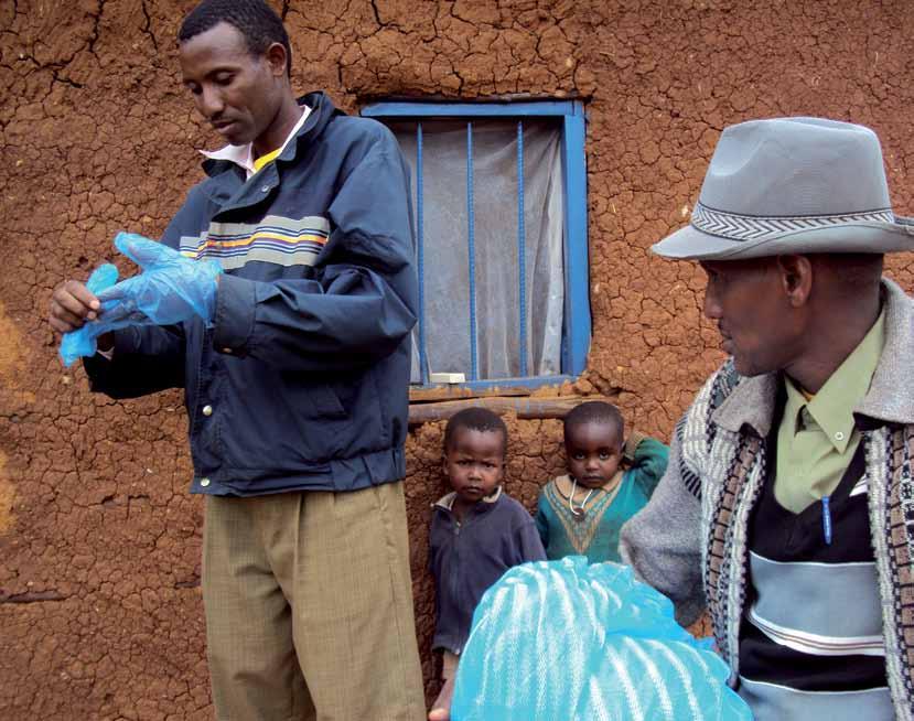Brennpunkt Auch im Norden von Tanzania unterstützt SolidarMed Gesundheitsberater/innen. Ein Berater erklärt das Imprägnieren von Moskitonetzen. Bild: SolidarMed klagen über Unwohlsein?