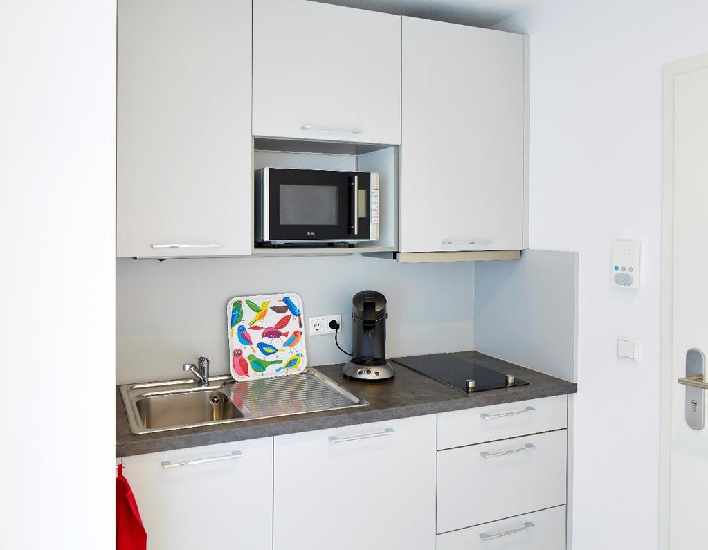 Möbliertes 1-Zimmer Apartment MAINZ-GONSENHEIM KÜCHE Die moderne Küchenzeile mit 2-Zonen-Cerankochfeld, ist mit