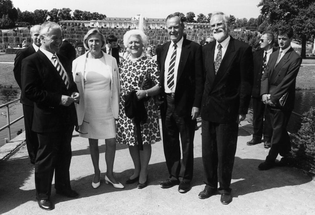Die Arbeit der Stiftung Bericht des Generaldirektors 319 Abb. 2 Besuch des ehemaligen Präsidenten der USA, George Bush, und seiner Gattin in Potsdam am 24. Juli 1995.