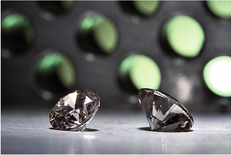 6 Farbzentren in reinem Diamant Diamant ist wohl die faszinierendste und bekannteste Modifikation des Kohlenstoffs.