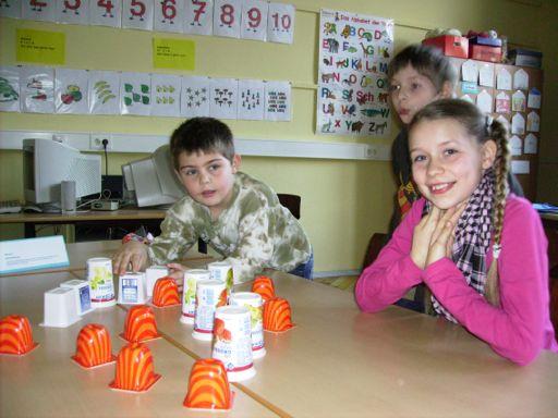 In den einzelnen Klassenräumen und auf dem Schulhof des ersten Lernortes gab es verschiedene Angebote, bei denen die Kinder mit zur Jahreszeit passenden Materialien
