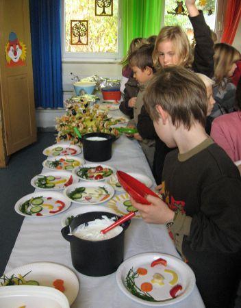 8 Das gemeinsame Schulfrühstück Nachdem alle Klassen ihre Speisen fertig zubereitet hatten, wurden diese zu einem großen Büfett zusammengetragen. Dies geschah während der großen Hofpause.