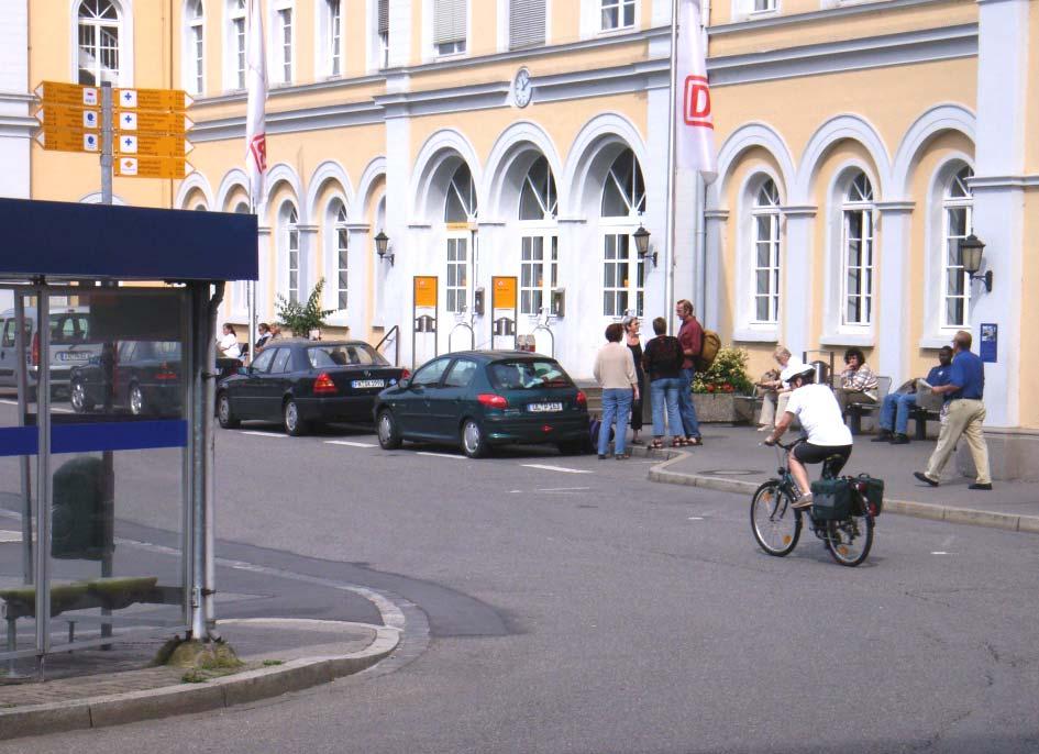 1b) Fahrrad-Wegweisung und Information Am Stadtbahnhof kommen viele Radfahrer an, die mit dem Zug anreisen, um in Friedrichshafen einen Radurlaub oder eine Radtour zu beginnen.