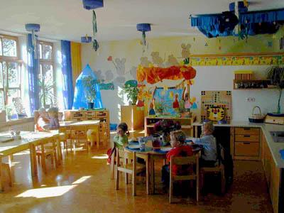 Kernzeit: 8.45 Uhr 12.15 Uhr d. h. die Kinder werden bis 8.45 Uhr in den Kindergarten gebracht und können ab 12.