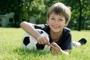 3 Für alle Bevölkerungsgruppen zugänglich Ein Sport für Alle. Ein Ball regt jedes Kind zum Spielen in der freien Zeit an.