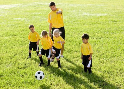 Die Kinder und Jugendlichen haben so mehrere Ansprechpersonen, zu denen sie den Draht finden können. Fussballvereine setzen mehrere Dutzend Trainer ein.