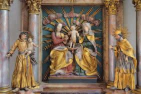 Bilder: R. Weidl Neues aus dem PKR Restaurierung des Anna-selbdritt-Altares Der im rechten Querarm der Pfarrkirche aufgestellte Anna-selbdritt-Altar wird im Sommer 2017 restauriert.