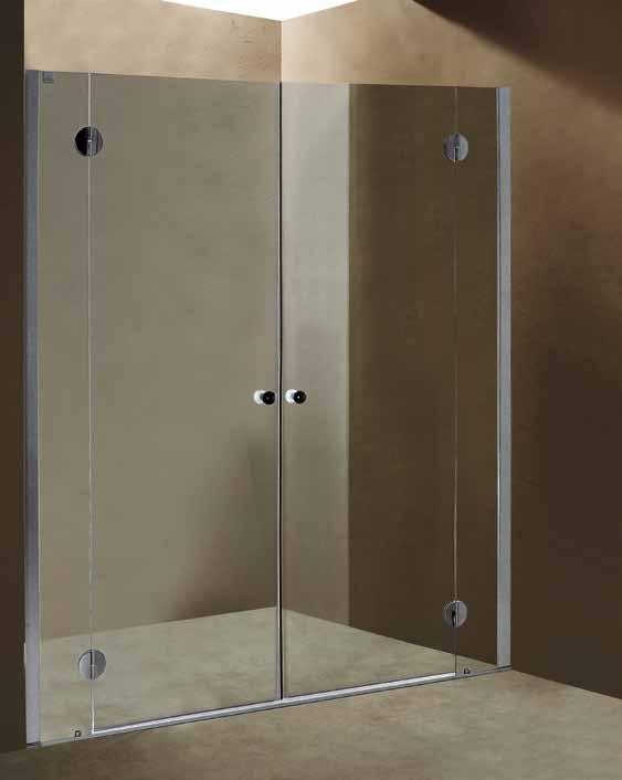 ON 700 Paroi de douche, de mur en mur, avec deux portes pivotantes à charnières et deux panneaux fixes. Verre 6 mm tempéré (verre de sécurité). Profile aluminium chromé.