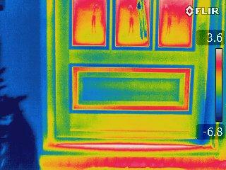 Hauseingangstür Beschreibung der Auffälligkeiten, Schwachstellen: Im Bereich der Hauseingangstür entstehen hohe Wärmeverluste durch Luftundichtigkeit.