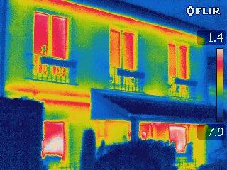 3.2 thermografische Bewertung Außenwand Hauseingang Beschreibung der Auffälligkeiten, Schwachstellen: Im Bereich der Geschossdecke entstehen hohe Wärmeverluste.