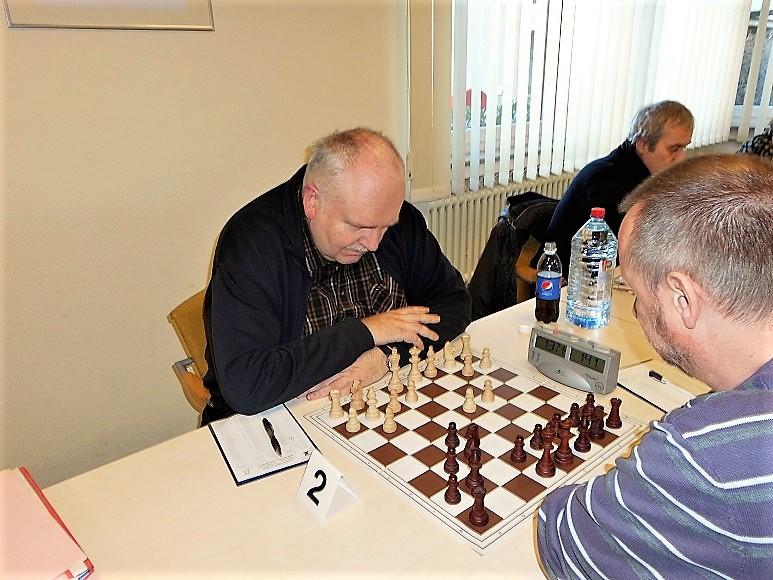 Brett 2: Reinhardt Haase - Eugen Knoth Stellung nach 33. Da5f5 mit Matt-Drohung 34. Dh7# das lässt sich mit 34...Dd4g7 noch sehr gut bereinigen.