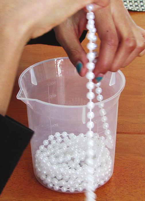 Der Trick besteht darin, darauf zu achten, dass die neu dazukommenden Perlen immer auf den schon im Becher liegenden Perlen zu liegen kommen.