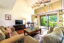 Genießen Sie den einzigartigen Ausblick auf die Berge und den türkisfarbenen Pazifik. Genießen Sie das milde Kauai Wetter auf Ihrer großen überdachten Terrasse mit Blick in den tropischen Garten.